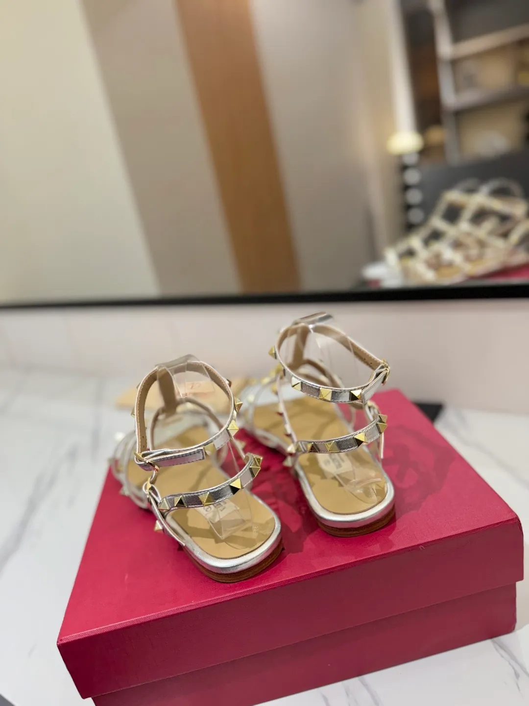 👟👟Ex-factory price 520👟👟 Valentino/Valentino rivet VT classic ankle-wrap rivet sandals, timeless 🆕 deeply rooted in people's hearts❤️A must-have item that never goes out of style🫰top replica! The side curves are perfect, the original molded custom-made rust-free rivets, and the textured hardware bring out a full sense of high-end, giving you a genuine foot feel! The first choice for high-end customers❤️ [Material] Upper: Original imported customized cowhide Inner lining: Original imported goatskin Outsole: Imported pearlescent leather outsole Code number: 35-39 [34, 40, 41, 42 are custom-made and cannot be returned or exchanged]